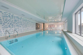 Waterlane Island - Riverview Pool, SPA & Gym by Downtown Apartments